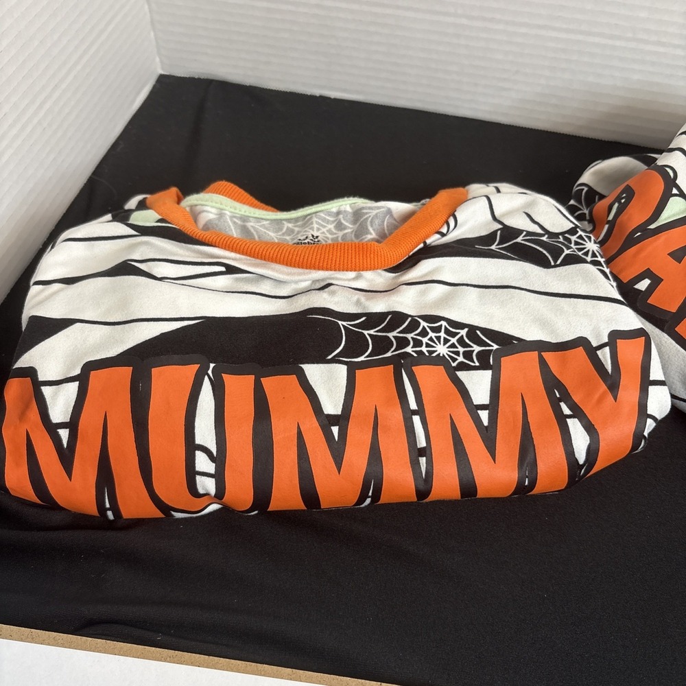 Halloween Mummy (Mom) & Dadcula (Dad) Long Sleeve T-Shirt/Sleepwear Nice